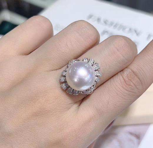 519012 澳白珍珠戒指 18K金钻石豪华镶嵌，珠子圆珠强光完美无暇，精致款 大小14.1mm 超值价💰11380/个 商品图5