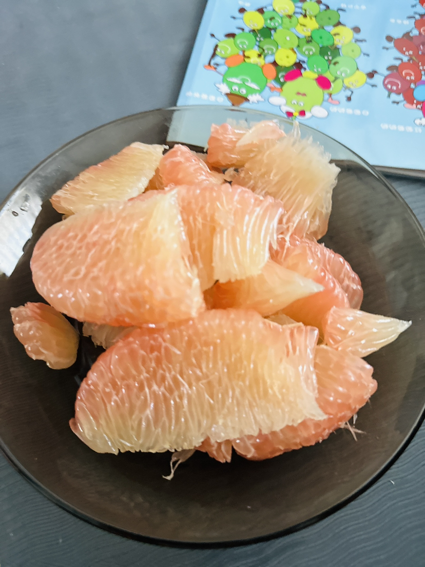 泰国翡翠柚，好吃到停不下来！有着国内柚子所没有的清甜感！明明可以靠颜值，却非要靠口感
果粒饱满，水分足、甜度高、果肉细嫩，1个，约1.5-2斤