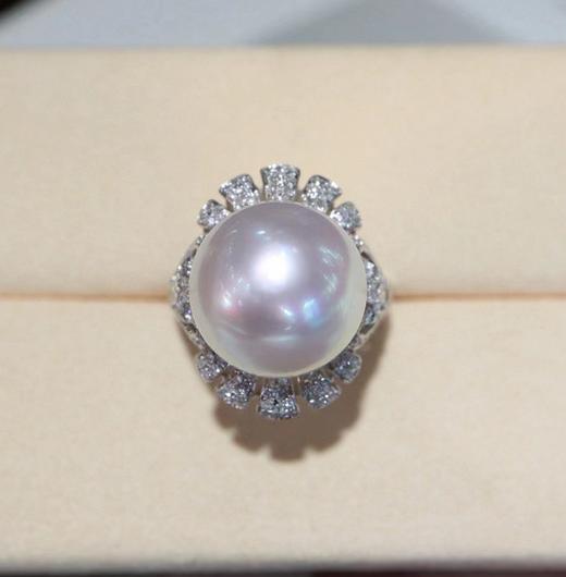 519012 澳白珍珠戒指 18K金钻石豪华镶嵌，珠子圆珠强光完美无暇，精致款 大小14.1mm 超值价💰11380/个 商品图0