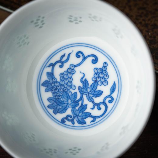 富玉窑  景德镇全手工玲珑瓷手绘青花葡萄纹鸡缸杯 商品图3