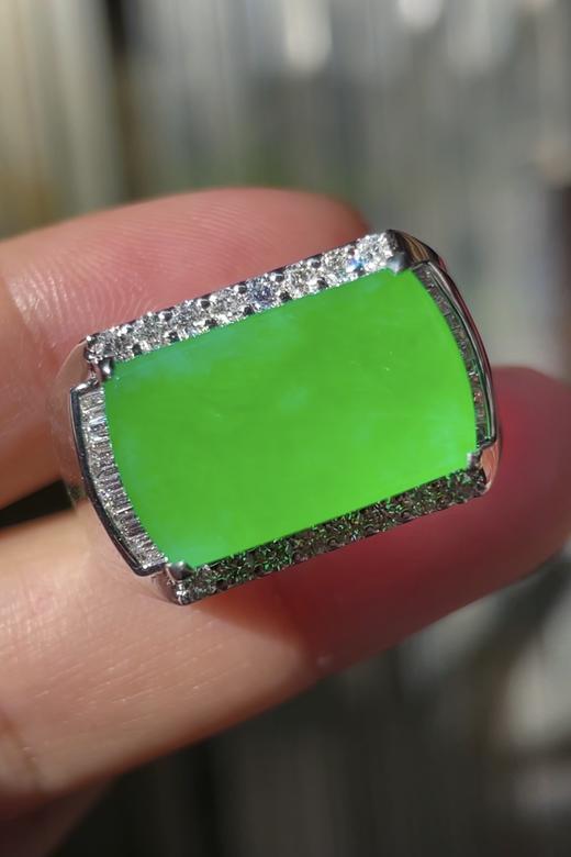 547012 翡翠高冰正阳绿马鞍戒指 大件饱满，通透水润，玉质细腻，翠色鲜艳，18k金奢华钻石镶嵌 裸石尺寸：17.5-10.6-3.2mm约 超值价：35380 商品图0
