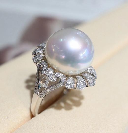 519012 澳白珍珠戒指 18K金钻石豪华镶嵌，珠子圆珠强光完美无暇，精致款 大小14.1mm 超值价💰11380/个 商品图2