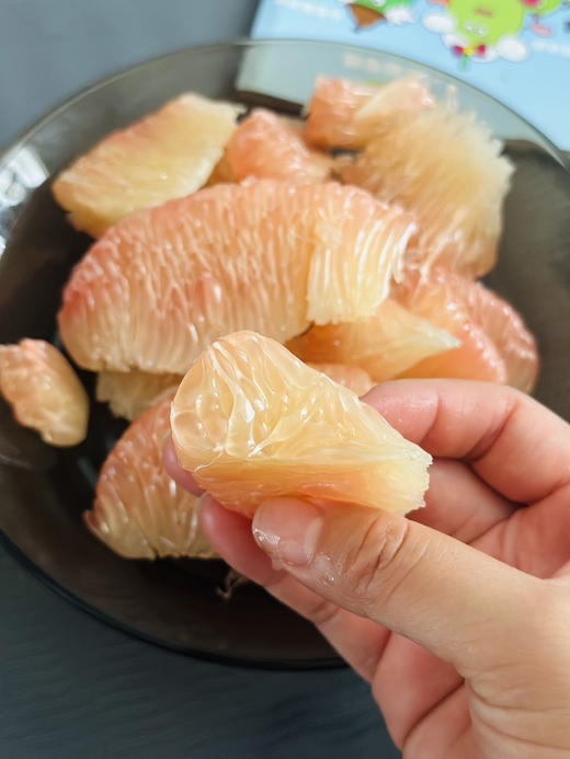 泰国翡翠柚，好吃到停不下来！有着国内柚子所没有的清甜感！明明可以靠颜值，却非要靠口感
果粒饱满，水分足、甜度高、果肉细嫩，1个，约1.5-2斤 商品图1