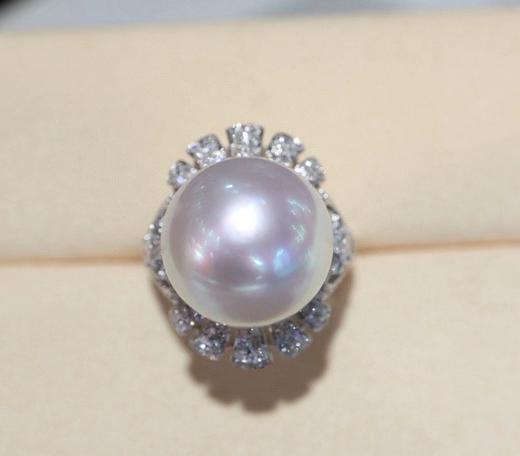 519012 澳白珍珠戒指 18K金钻石豪华镶嵌，珠子圆珠强光完美无暇，精致款 大小14.1mm 超值价💰11380/个 商品图4