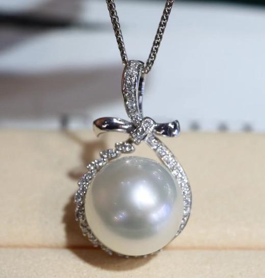 519011 澳白珍珠吊坠 18K金钻石镶嵌，珠子正圆强光微瑕，珠光超亮冷白光，精致上档次 大小13.9mm 超值价💰9380/个 商品图2