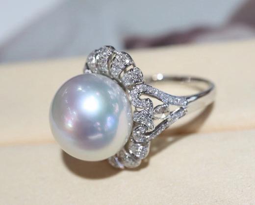 519012 澳白珍珠戒指 18K金钻石豪华镶嵌，珠子圆珠强光完美无暇，精致款 大小14.1mm 超值价💰11380/个 商品图3