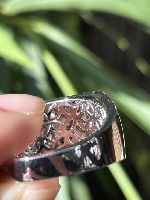 547012 翡翠高冰正阳绿马鞍戒指 大件饱满，通透水润，玉质细腻，翠色鲜艳，18k金奢华钻石镶嵌 裸石尺寸：17.5-10.6-3.2mm约 超值价：35380 商品图4