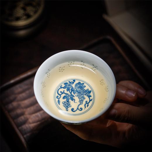 富玉窑  景德镇全手工玲珑瓷手绘青花葡萄纹鸡缸杯 商品图4