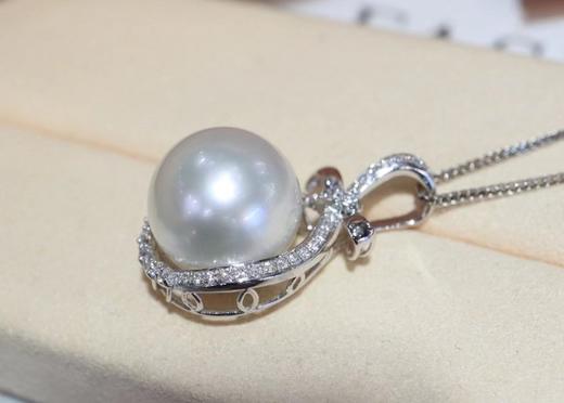 519011 澳白珍珠吊坠 18K金钻石镶嵌，珠子正圆强光微瑕，珠光超亮冷白光，精致上档次 大小13.9mm 超值价💰9380/个 商品图3