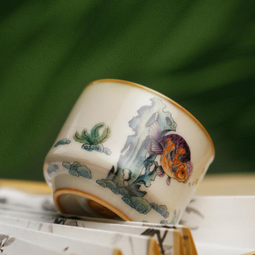 问鼎松涛彩绘哥窑端合杯（鱼贯而行）（缺货） 商品图2