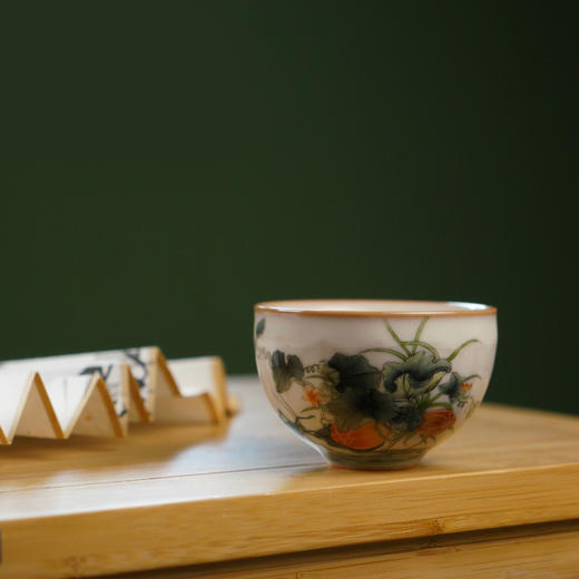 问鼎松涛彩绘哥窑莲瓣纹杯（瓜熟蒂落）（缺货） 商品图0