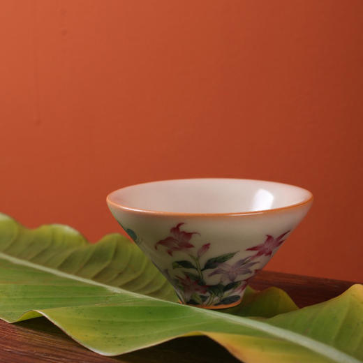 问鼎松涛彩绘哥窑斗笠杯（丛香百合）（缺货） 商品图1