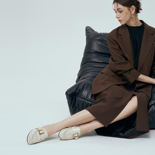 Julia Heuer 复古经典饰扣乐福鞋 商品图3