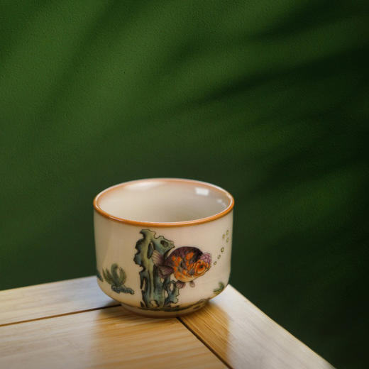 问鼎松涛彩绘哥窑端合杯（鱼贯而行）（缺货） 商品图1