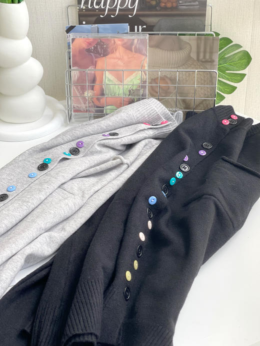 简约时尚彩扣针织开衫 商品图3