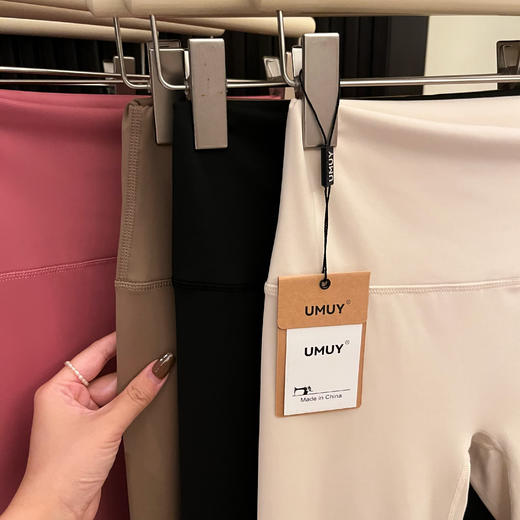 【UMUY®升级版10色瑜伽裤】添加17.5%氨纶，高弹微压的面料！整个拼接工艺精湛，无痕无褶皱，做工平坦！裆部去除拼接条，没有尴尬线！面料升级，上下左右都能弹力拉伸，大幅度动作没有任何束缚 商品图8