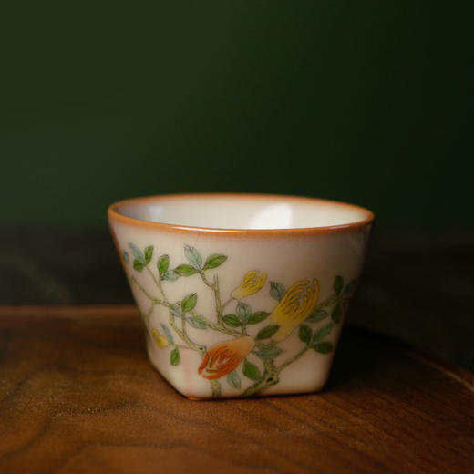 问鼎松涛彩绘哥窑步虚杯（红竹萧萧）持照杯（佛手）斗笠杯（花卉博古）斗笠杯（蝶舞翩翩）抚思杯（蝴蝶翩翩）盖置（青绿山水）（缺货） 商品图1