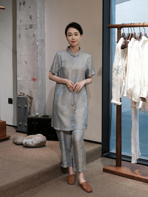 盛唐婧 |提花真丝缎斜襟长上衣&萝卜裤套装 商品图1