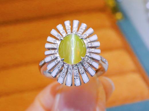 523010 无烧金绿猫眼珐琅戒指 石重：1.68ct；总重：5.10g；钻石： 0.165ct/55颗；圈口：15号 金绿色，18K白金  真金真钻石 超值价：10280 商品图0
