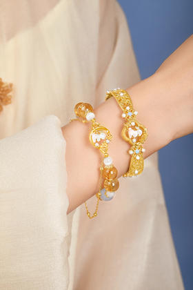 腕间饰月宫珍宝