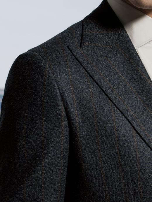 Stylbiella 「Cucinelli风格」澳洲美丽诺羊毛绒感340克深灰色暗宽条纹全麻衬西装套装 商品图1