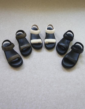 少 速来 哈！女段 T Row 极简风 全皮料的 魔术贴粘扣 凉鞋 3色入