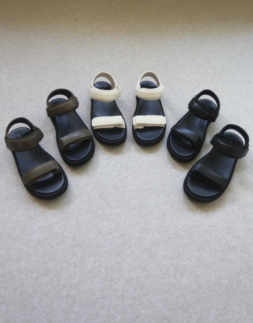 少 速来 哈！女段 T Row 极简风 全皮料的 魔术贴粘扣 凉鞋 3色入 商品图0