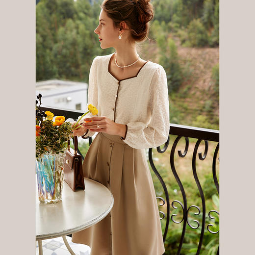 
OLrain法式方领雪纺衫女秋季高级感气质蕾丝衫泡泡袖显瘦减龄上衣 商品图2