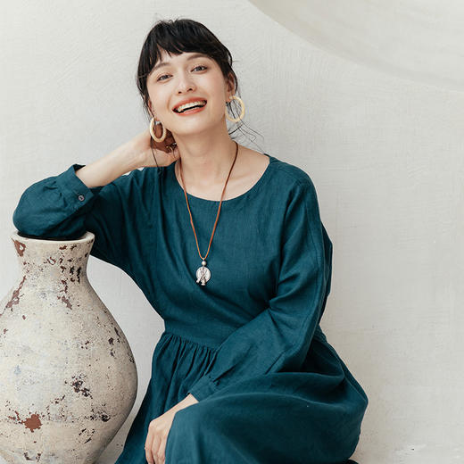 绽放旅行女装524朵/重磅进口亚麻高腰细褶收腰显瘦圆领长袖连衣裙 商品图3