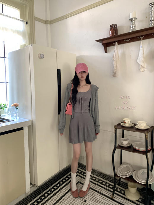 Read Nameless /灰色天丝细条套装裙 商品图1