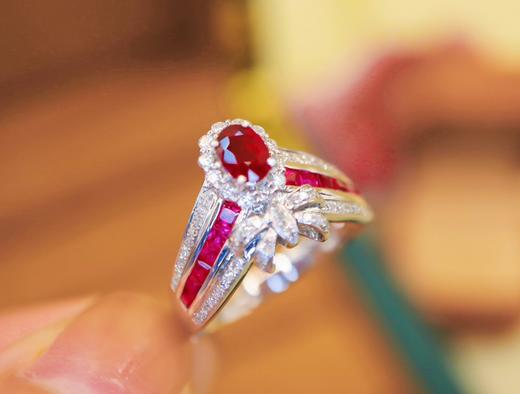 523034 鸽血红红宝石戒指 石重：0.92（0.46+0.46）ct，总重：3.53g，钻石：0.282ct/66颗，圈口：13.5号 18K白金   真金真钻石 超值价：5280 商品图1