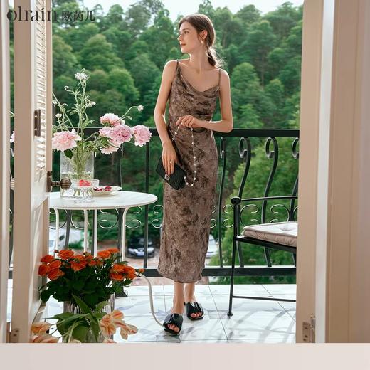 
OLrain欧芮儿法式吊带连衣裙女早秋气质高级感印花显瘦收腰长裙子 商品图0