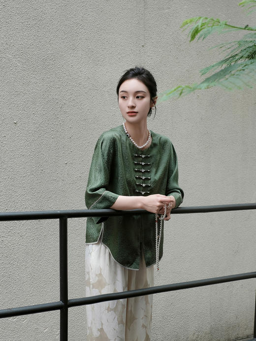 盛唐婧 |真丝香云纱重工盘扣对襟上衣 商品图0