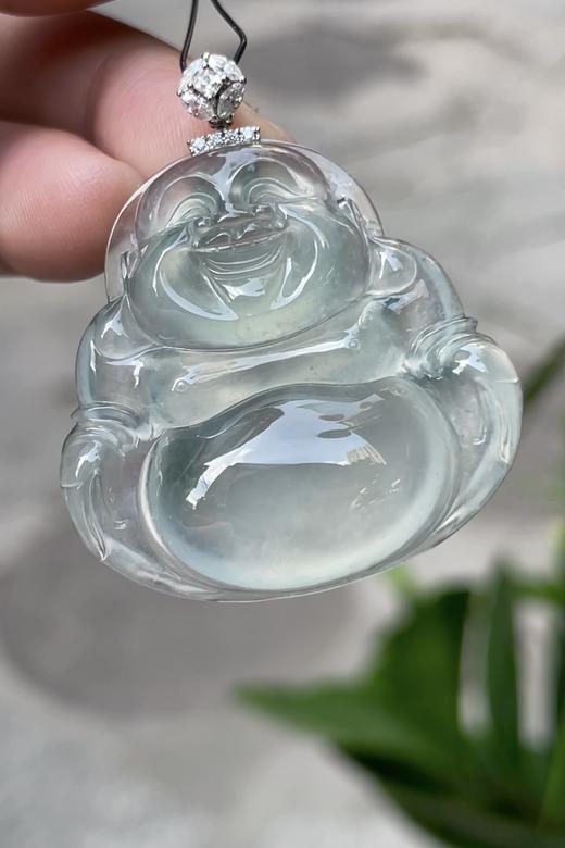 547066 翡翠高冰佛 大件饱满，通透水润，玉质细腻，翠色鲜艳，18k金奢华钻石镶嵌 裸石尺寸：34.3-33.2-7.3mm 超值价：50180 商品图0