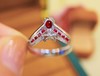 523034 鸽血红红宝石戒指 石重：0.92（0.46+0.46）ct，总重：3.53g，钻石：0.282ct/66颗，圈口：13.5号 18K白金   真金真钻石 超值价：5280 商品缩略图3