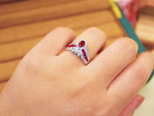 523034 鸽血红红宝石戒指 石重：0.92（0.46+0.46）ct，总重：3.53g，钻石：0.282ct/66颗，圈口：13.5号 18K白金   真金真钻石 超值价：5280 商品图4