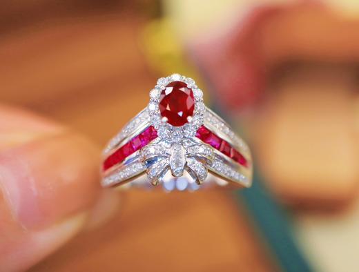 523034 鸽血红红宝石戒指 石重：0.92（0.46+0.46）ct，总重：3.53g，钻石：0.282ct/66颗，圈口：13.5号 18K白金   真金真钻石 超值价：5280 商品图0