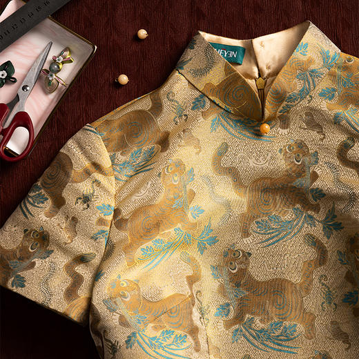 荷言HEYEN 虎虎生福 原创设计非遗38姆米100%桑蚕丝宋锦虎镇五毒图案真丝短款连衣裙 商品图0