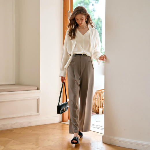 
OLrain欧芮儿杏色长袖衬衫女早秋2024年新款法式V领系带衬衣上衣 商品图4