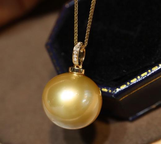 519028 天然南洋金珍珠吊坠 18K金钻石镶嵌，珠子近圆浓金强光微瑕，珠光很亮性价比超高 大小16.9mm 超值价：4380/个 商品图2
