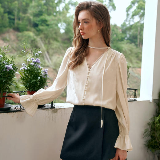 
OLrain欧芮儿法式奶油杏雪纺衫女早秋提花设计感通勤百搭V领衬衫 商品图1