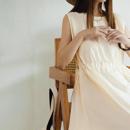 马登女装美式休闲海边无袖度假连衣裙夏季少女感纯色小众设计长裙 商品图4