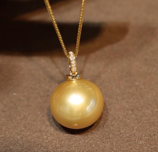 519028 天然南洋金珍珠吊坠 18K金钻石镶嵌，珠子近圆浓金强光微瑕，珠光很亮性价比超高 大小16.9mm 超值价：4380/个 商品图4