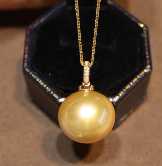 519028 天然南洋金珍珠吊坠 18K金钻石镶嵌，珠子近圆浓金强光微瑕，珠光很亮性价比超高 大小16.9mm 超值价：4380/个 商品图0