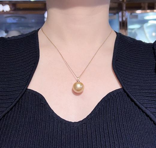 519028 天然南洋金珍珠吊坠 18K金钻石镶嵌，珠子近圆浓金强光微瑕，珠光很亮性价比超高 大小16.9mm 超值价：4380/个 商品图5