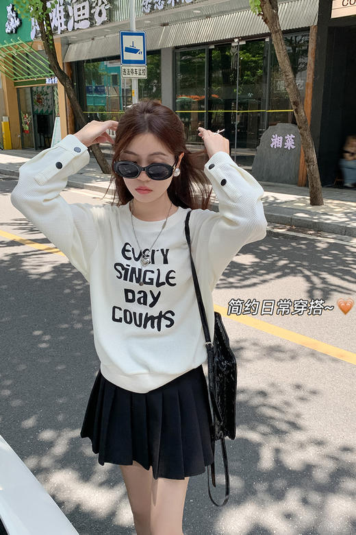 <曾小咸推荐>【好穿不单调】杏色黑色字母卫衣 商品图5