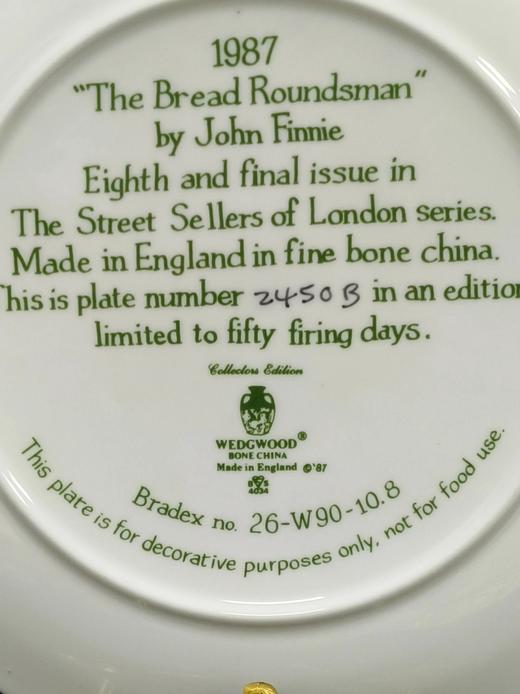 威基伍德骨瓷赏盘，John Finnie创作的维多利亚时期伦敦街头小贩系列，面包 商品图3