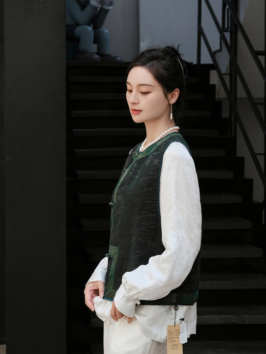 盛唐婧 |真丝香云纱琵琶襟马甲-黑色 商品图2