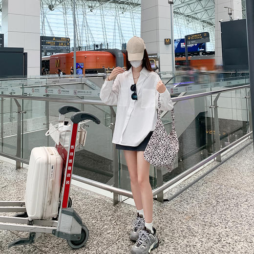 <曾小咸推荐>【露丝穿搭】设计感白色V领长袖衬衫 商品图3