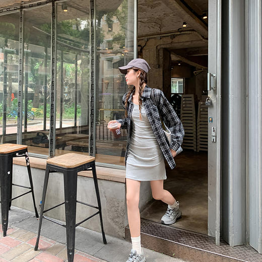<曾小咸推荐>【首尔小恋曲】灰色短裙+黑格子衬衫 商品图4